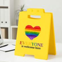 Centropieza con forma de corazón arcoíris - Decoración de escritorio linda y accesorio para cubículo de oficina. ¡Bienvenido a todos! Ideal para decoración del hogar y la oficina, adecuado para decoración de escritorio de mujeres y hombres, esenciales de oficina y accesorios estéticos de escritorio.