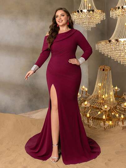 Suknia wieczorowa Curve Plus z jednym ramieniem i dekoltem syreny, z błyszczącymi diamentowymi zdobieniami na mankietach, wysokim rozcięciem i trenem do ziemi | Luksusowy, elegancki i formalny krój | Idealna na wesela, gale z czerwonym dywanem, wieczorne bankiety i eleganckie bale maturalne