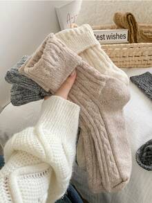 1 双女士纯色加厚保暖羊毛混纺粗针织中筒袜，适合秋冬季日常和居家穿着