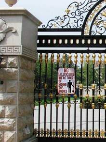 1Pc Halloween Metal Signs, No Trespassing We Are Tired Of Hiding Bodies, Vintage Funny Metal Signs For Halloween Party Decorations, Home Decorations, Prank Props