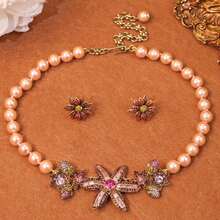 Un conjunto de joyería de moda de alta calidad, elegante y de nicho, con inspiración vintage y diseño floral 3D, que incluye un collar y pendientes, fabricado con baño de oro antiguo, base de aleación y detalles de gemas, adecuado para uso diario, fiestas, galas y ocasiones especiales como regalo.