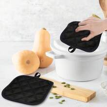 2 Stück/4 Stück schwarze quadratische hitzebeständige Topfuntersetzer, Küchen-Mikrowellen-Ofenhitzeisolierungsmatten, Muss-Haves für Zuhause und Küche, Küchengeräte und -ausstattung als praktische Weihnachtsgeschenke