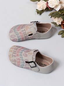 زوج من أحذية البنات ذات القاع المسطح والأصابع المستديرة، مصممة بنقوش زهرية صغيرة وخطاف وحلقة للارتداء والخلع، خفيفة الوزن، مريحة وأنيقة، مناسبة لجميع المواسم، للسفر اليومي والرحلات الخارجية