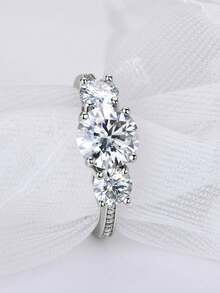 XUJIA 1枚圆形莫桑石订婚戒指，女士款，100% 925纯银，D-E色，VVS1净度，5毫米、8毫米和5毫米三石周年纪念结婚戒指，珠宝礼品