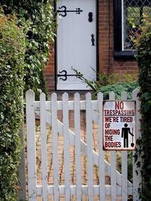 1Pc Halloween Metal Signs, No Trespassing We Are Tired Of Hiding Bodies, Vintage Funny Metal Signs For Halloween Party Decorations, Home Decorations, Prank Props
