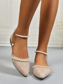 2025 Nuevas sandalias planas elegantes con puntera puntiaguda y decoración de perlas para mujeres, de unicolor, de plástico ABS, cómodas y versátiles, adecuadas para vestir, primavera/verano