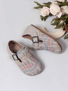 زوج من أحذية البنات ذات القاع المسطح والأصابع المستديرة، مصممة بنقوش زهرية صغيرة وخطاف وحلقة للارتداء والخلع، خفيفة الوزن، مريحة وأنيقة، مناسبة لجميع المواسم، للسفر اليومي والرحلات الخارجية