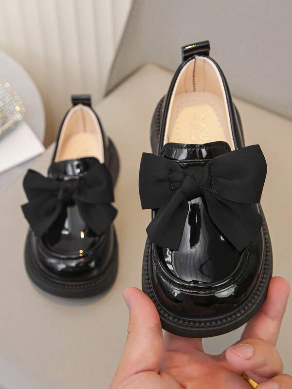 女童时尚漆皮纯黑色蝴蝶结设计户外平底鞋、乐福鞋、玛丽珍鞋，柔软舒适