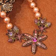 Un conjunto de joyería de moda de alta calidad, elegante y de nicho, con inspiración vintage y diseño floral 3D, que incluye un collar y pendientes, fabricado con baño de oro antiguo, base de aleación y detalles de gemas, adecuado para uso diario, fiestas, galas y ocasiones especiales como regalo.