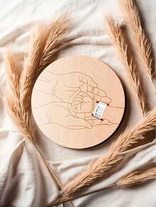 1 件手工制作的波西米亚风格激光切割人造木质新生儿出生公告板，配有医院 ID 手环架、宝宝出生名片、姓名和日期、婴儿房装饰照片道具、优雅的宝宝公告板、2D 图形设计