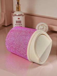 1个镶钻桌面化妆品垃圾桶，旋转盖桌面收纳盒，适用于梳妆台、卧室、办公室，阳光下闪闪发光。可用于收纳化妆包、旅行用品、化妆品、旅行必备品、化妆品整理盒、化妆包、化妆品收纳盒、洗漱包、桌面收纳盒、化妆品袋、化妆品整理盒、梳妆台配件、化妆包、化妆袋、珠宝盒、化妆刷架、香水收纳盒等。可作为女士礼物、圣诞礼物、女士礼物创意、房间装饰等。 - 彩色 - 查看 10