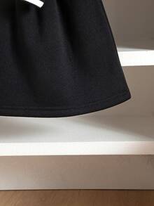 مجموعة جاكيت بيسبول وتنورة مطبوع عليها حرف للفتيات الصغيرات، ملابس رياضية كاجوال، موسم الخريف/الشتاء، 2 قطعة/طقم - الأسود - مشاهدة 7