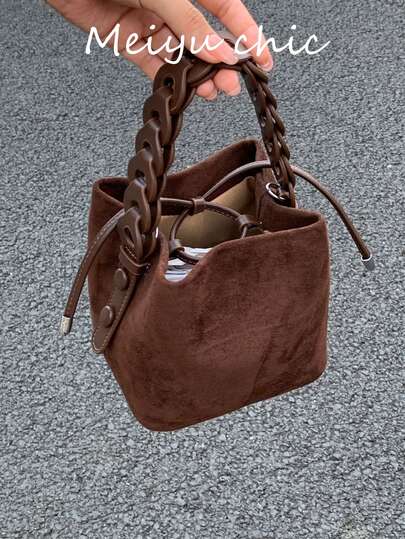 This New Fashionable Mini Handbag Features A Solid Color Design, Complemented By A Distinctive Shoulder Strap Decoration. It Is A Portable And Elegant Handbag, Very Suitable For Work, Daily Commuting, And Various Occasions Such As Gatherings.