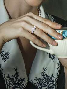 XUJIA 1枚圆形莫桑石订婚戒指，女士款，100% 925纯银，D-E色，VVS1净度，5毫米、8毫米和5毫米三石周年纪念结婚戒指，珠宝礼品