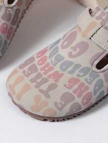 زوج من أحذية البنات ذات القاع المسطح والأصابع المستديرة، مصممة بنقوش زهرية صغيرة وخطاف وحلقة للارتداء والخلع، خفيفة الوزن، مريحة وأنيقة، مناسبة لجميع المواسم، للسفر اليومي والرحلات الخارجية