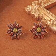 Un conjunto de joyería de moda de alta calidad, elegante y de nicho, con inspiración vintage y diseño floral 3D, que incluye un collar y pendientes, fabricado con baño de oro antiguo, base de aleación y detalles de gemas, adecuado para uso diario, fiestas, galas y ocasiones especiales como regalo.