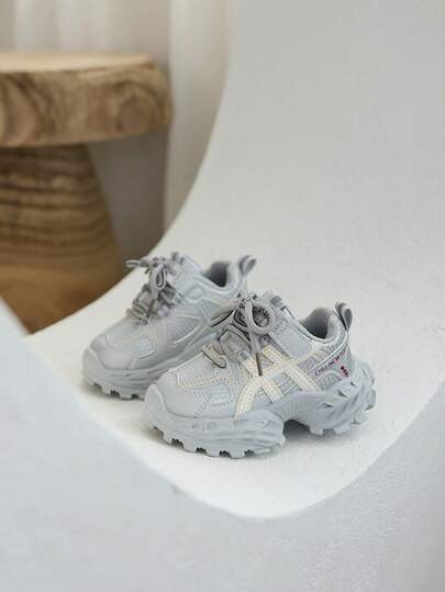 A Pair Of Children's Sneakers, Featuring A Soft Leather Upper, Low-Cut Round Toe, And A Shock-Resistant Toe Cap, Is Lightweight And Comfortable. It Is Suitable For Children's Sports, Running, Leisure, And Entertainment, And Is Ideal For Wearing In Spring And Autumn