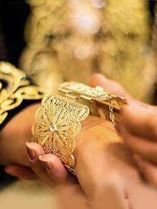 1 件复古阿拉伯风格 18K 金镀锌合金手链，十二月生日石，合成石，镂空雕刻设计，可调节腕口，适合女性，非常适合婚礼和礼物，适合所有季节佩戴 - 金色 - 查看 10