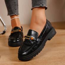 Damen Lässig Rundkopf Loafer, modisch mit Ketten-Dekor und abgenutzter Optik, rutschfeste Gummisohle, Schlüpf-Schuhe im Collegestil/Landstil, bequem für alle Jahreszeiten, Stofffutter