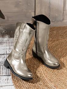 Ein Paar modische und strapazierfähige neue bestickter Western-Stil Cowboystiefel, geeignet für Konzerte und Auftritte, und können zuhause, auf Reisen und an verschiedenen Orten zum Tragen und Fotografieren von mittelhoch Stiefeln getragen werden.