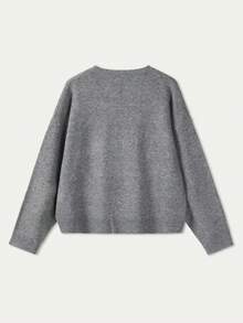 Blusa feminina de malha cinza, manga comprida e gola redonda, modelo solto, para outono/inverno. Estilo minimalista e moderno, casual e chique, ideal para o dia a dia. Uma peça elegante para o outono/inverno e Ano Novo. - Cinza - Ver 7