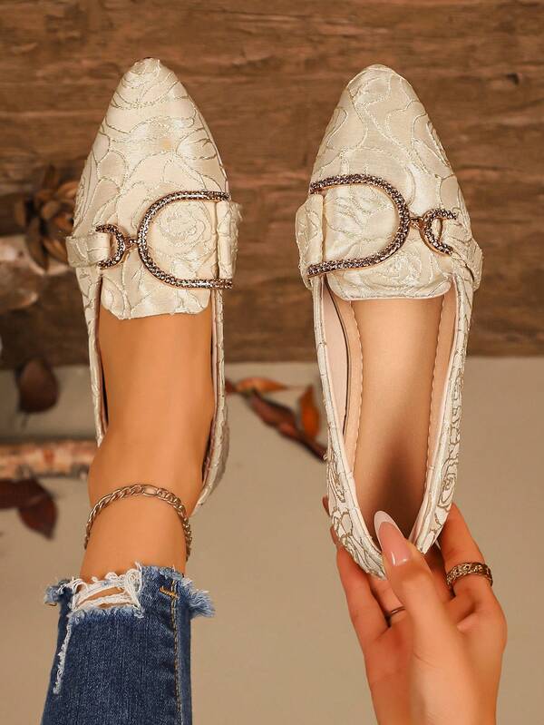 Ein Paar bequeme, lässige, modische, bohemian-Stil Flache Schuhe mit Metallschnalle für Damen. Geeignet für den täglichen Lässig Bereich. Können auch für Urlaube verwendet werden.