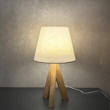 1 قطعة مصباح طاولة خشبي، مصباح مكتب بسيط يعمل بالطاقة USB، إضاءة طاولة LED بإضاءة محيطية دافئة، تحكم بزر، غطاء مصباح من القماش، للقراءة والنوم وديكور غرفة النوم والمكتب المنزلي، قاعدة ثلاثية الأضلاع