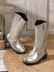 Ein Paar modische und strapazierfähige neue bestickter Western-Stil Cowboystiefel, geeignet für Konzerte und Auftritte, und können zuhause, auf Reisen und an verschiedenen Orten zum Tragen und Fotografieren von mittelhoch Stiefeln getragen werden.