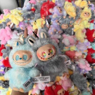 17厘米第一代挂件，坐姿派对系列1-3，（第一代/第二代/第三代）马卡龙系列可爱娃娃坐姿惊喜玩具，可爱精致的青春娃娃包装，PVC可爱脸型（哇酷随机角色）（六款任选一款）（产品喷绘，图案周围可能存在细微瑕疵（随机包装）汽车装饰挂件，不影响产品功能）