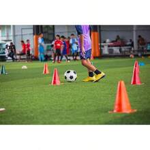 Conos para entrenamiento deportivo como baloncesto, fútbol, entrenamiento de agilidad y coordinación o actividades al aire libre, conos naranjas para el tráfico - 9"-24 piezas - Ver 9