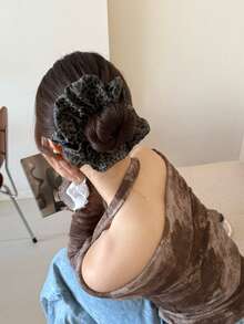 1个法式黑白发圈，适合日常佩戴，可作发绳、马尾辫发圈、头饰。