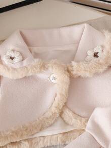 女宝宝可爱纯色花领毛绒装饰长袖开衫，蝴蝶结拼布下摆 A 字裙，配花饰帽子，适合秋冬季休闲外出 - 杏色 - 查看 4