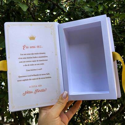 Caixa Convite Conto de Fadas com Fita Cetim Dourada para Daminha e Pajem de Casamento Lembrança - Apenas Caixa (de Papel Offset) 15x9x4cm Para Presentes como Gravatas, Pulseiras e Bombons) com Mensagem e Capa Convite Especial para Damas, Segurança das Alianças, Noivinhos