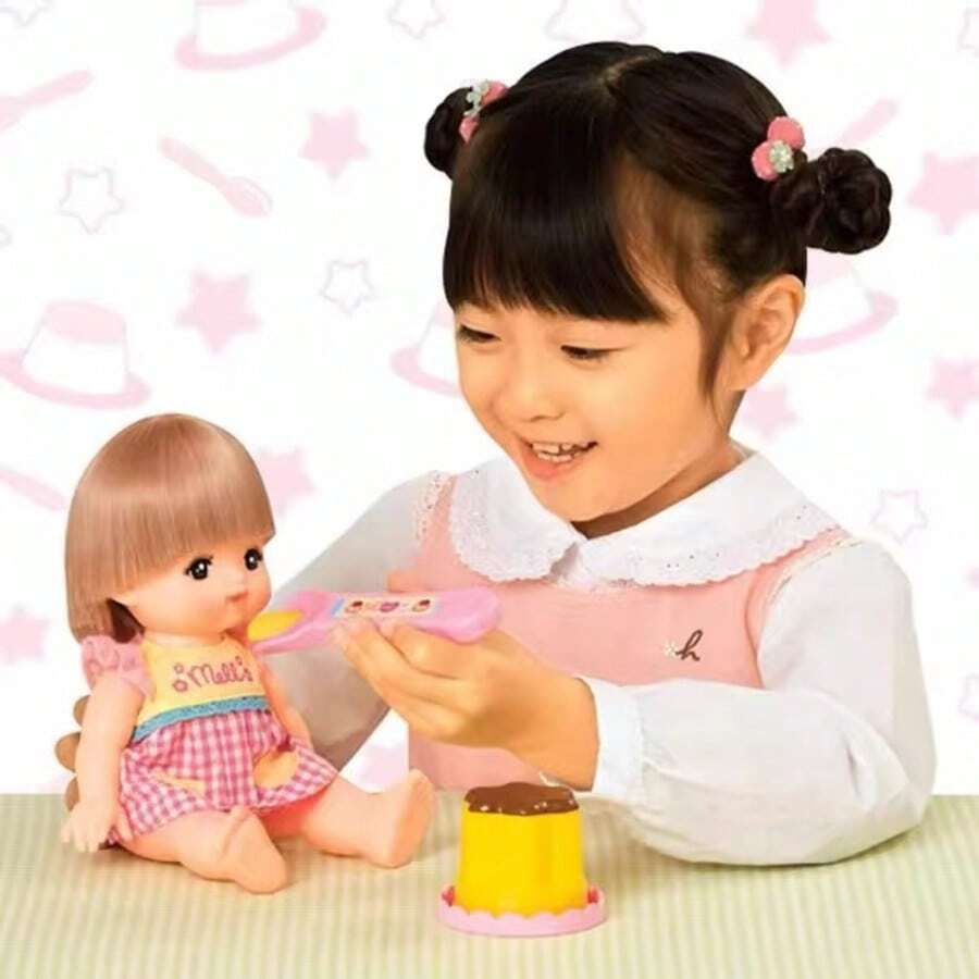1件 2025新款草莓布丁果冻玩具套装 - 喂食玩具，日本Mirupu布丁人偶，过家家玩具，儿童节/生日/圣诞节/万圣节礼物，完美礼物（手工制品，存在一些轻微瑕疵属于正常现象，介意者请勿购买）。底座上会有随机的中文和日文文字（手工制品，存在一些轻微瑕疵属于正常现象，介意者请勿购买）。