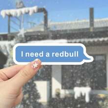 红牛“我需要一头红牛”卡通对话框贴纸 - 防水乙烯基材质，哑光防刮表面，自粘贴纸，适用于笔记本电脑、头盔、摩托车、汽车、吉他和踏板车 - 彩色 - 查看 3