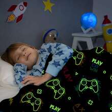 1pc Comes With A Game Console Controller Pattern Design And A Flannel Blanket That Can Glow At Night. It Is Made Of High-Quality Flannel Fabric, Soft And Skin Friendly, More Suitable For Teenagers To Use, Warm And Comfortable, Suitable For Sofas, Bedrooms And Travel, And Is An Excellent Gift For Friends And Classmates, - Black - View 3