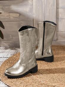 Ein Paar modische und strapazierfähige neue bestickter Western-Stil Cowboystiefel, geeignet für Konzerte und Auftritte, und können zuhause, auf Reisen und an verschiedenen Orten zum Tragen und Fotografieren von mittelhoch Stiefeln getragen werden.