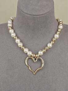 Ein stilvoller und einfacher Halskette mit Kunstperlen-Herzanhänger, den Damen täglich oder zu Partys tragen können.