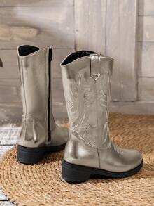 Ein Paar modische und strapazierfähige neue bestickter Western-Stil Cowboystiefel, geeignet für Konzerte und Auftritte, und können zuhause, auf Reisen und an verschiedenen Orten zum Tragen und Fotografieren von mittelhoch Stiefeln getragen werden.