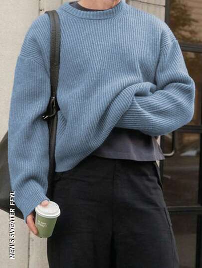 轻盈休闲针织毛衣，简约设计，宽松圆领套头衫，男女皆宜，适合秋冬季穿着。