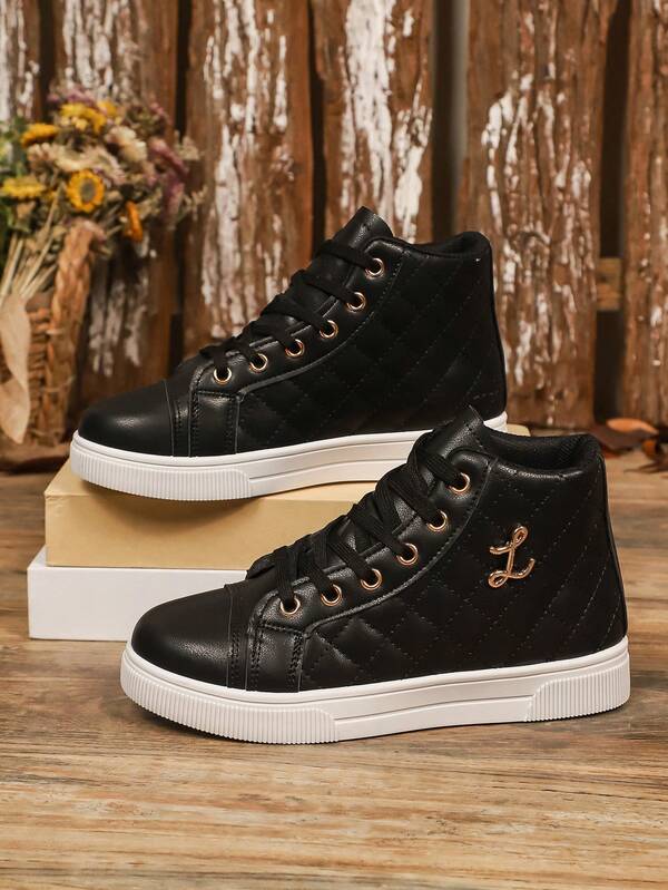 1 Paio di scarpe sportive casual in pelle PU con motivo a rombi, occhielli in metallo, decorazione in metallo personalizzata, colore unito, scarpe versatili per il tempo libero sia in casa che all'aperto per le donne