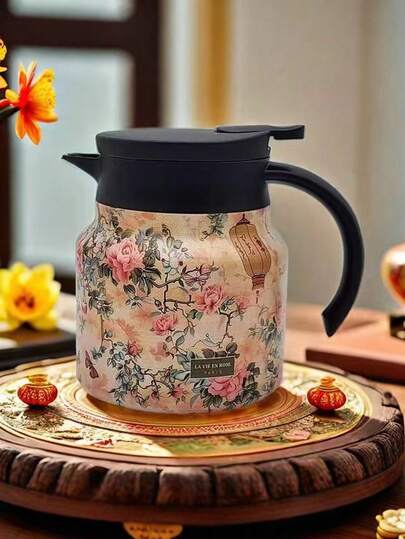 Ein Edelstahl Teekanne mit UV-Druck, ca. 1000 ml (33,81 Unzen), entworfen zum Warmhalten und Kalthalten von Getränken bei der richtigen Temperatur. Diese großvolumige Kaffeekanne ist perfekt für den Einsatz Zuhause und im Büro, mit verschiedenen Farboptionen erhältlich. Ideal als Geschenk zu besonderen Anlässen wie Feiertagen und Partys, sowie für den täglichen Gebrauch in der Küche, zum Servieren von Säften und Milch oder zum Brühen von Tee.