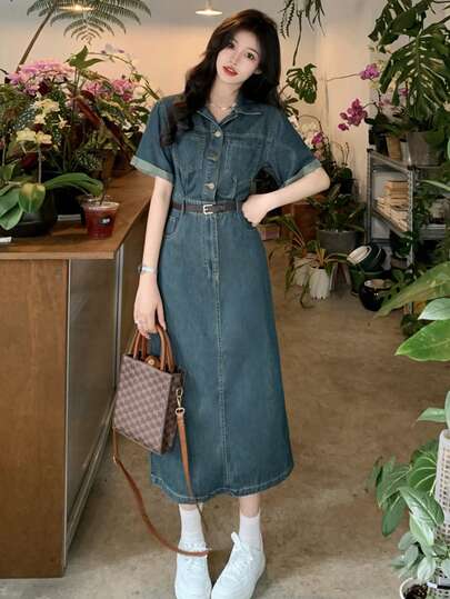 女款中长款蓝色水洗牛仔连衣裙。宽松休闲，优雅时尚，修身效果显著。日常必备单品。