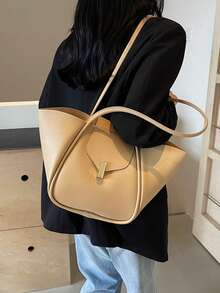 经典时尚的女士单肩包，采用经典纯色PU防水面料制成，搭配五金装饰设计，大容量单肩包和多功能休闲通勤包，非常适合旅行购物、通勤上班、外出聚会约会等各种场合。也可作为礼物赠送给朋友 - 查看 2