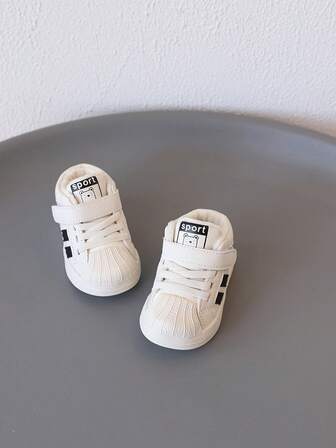 1 双儿童休闲运动鞋，条纹装饰，仿皮材质，中帮魔术贴设计，运动风格，适合日常玩耍、上学等