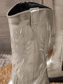 Ein Paar modische und strapazierfähige neue bestickter Western-Stil Cowboystiefel, geeignet für Konzerte und Auftritte, und können zuhause, auf Reisen und an verschiedenen Orten zum Tragen und Fotografieren von mittelhoch Stiefeln getragen werden.