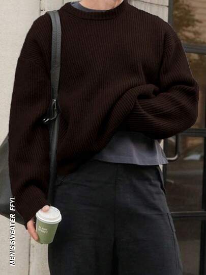 轻盈休闲针织毛衣，简约设计，宽松圆领套头衫，男女皆宜，适合秋冬季穿着。