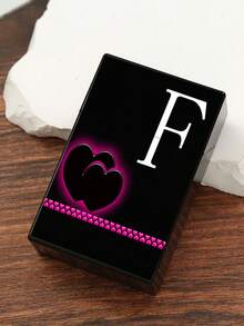 1 hộp đựng thuốc lá chữ đen, đựng được 20 điếu thuốc, phụ kiện hút thuốc chống thấm nước và chống đè bẹp, phong cách ngọt ngào và sành điệu, có 26 mẫu thiết kế, phù hợp cho cả nam và nữ, ý tưởng quà tặng tuyệt vời cho mọi mùa - màu đen - Xem 25