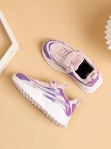 1 双轻便透气网眼跑步运动鞋，条纹休闲运动风格，适合所有季节的低帮运动鞋，带钩环闭合，圆头面料透气鞋面和 EVA 鞋底，适合男孩和女孩