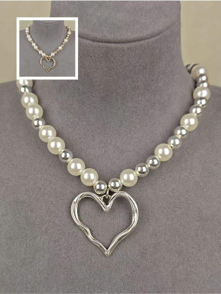 Ein stilvoller und einfacher Halskette mit Kunstperlen-Herzanhänger, den Damen täglich oder zu Partys tragen können.